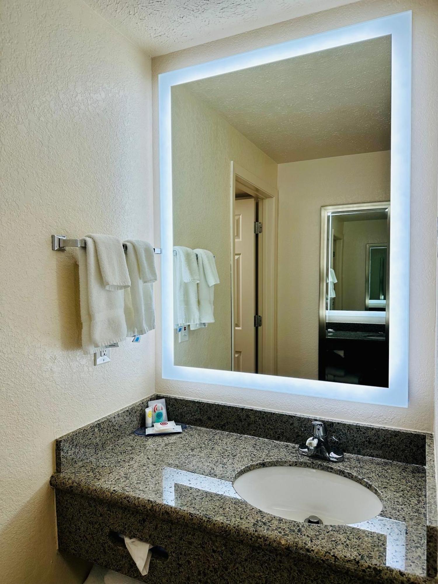 Wenatchee Inn Bagian luar foto